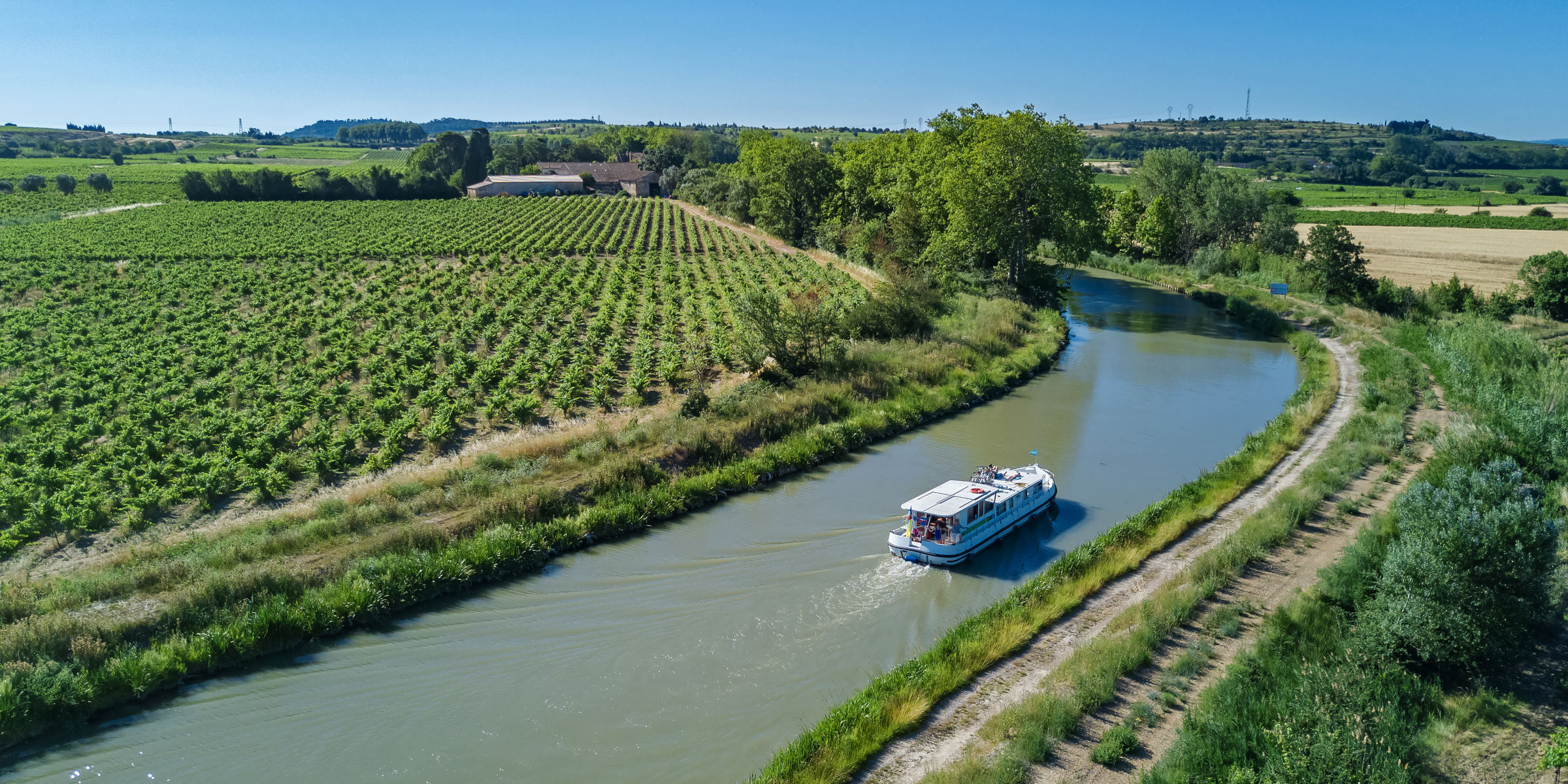 Boot fährt auf dem Canal du Midi in Südfrankreich.