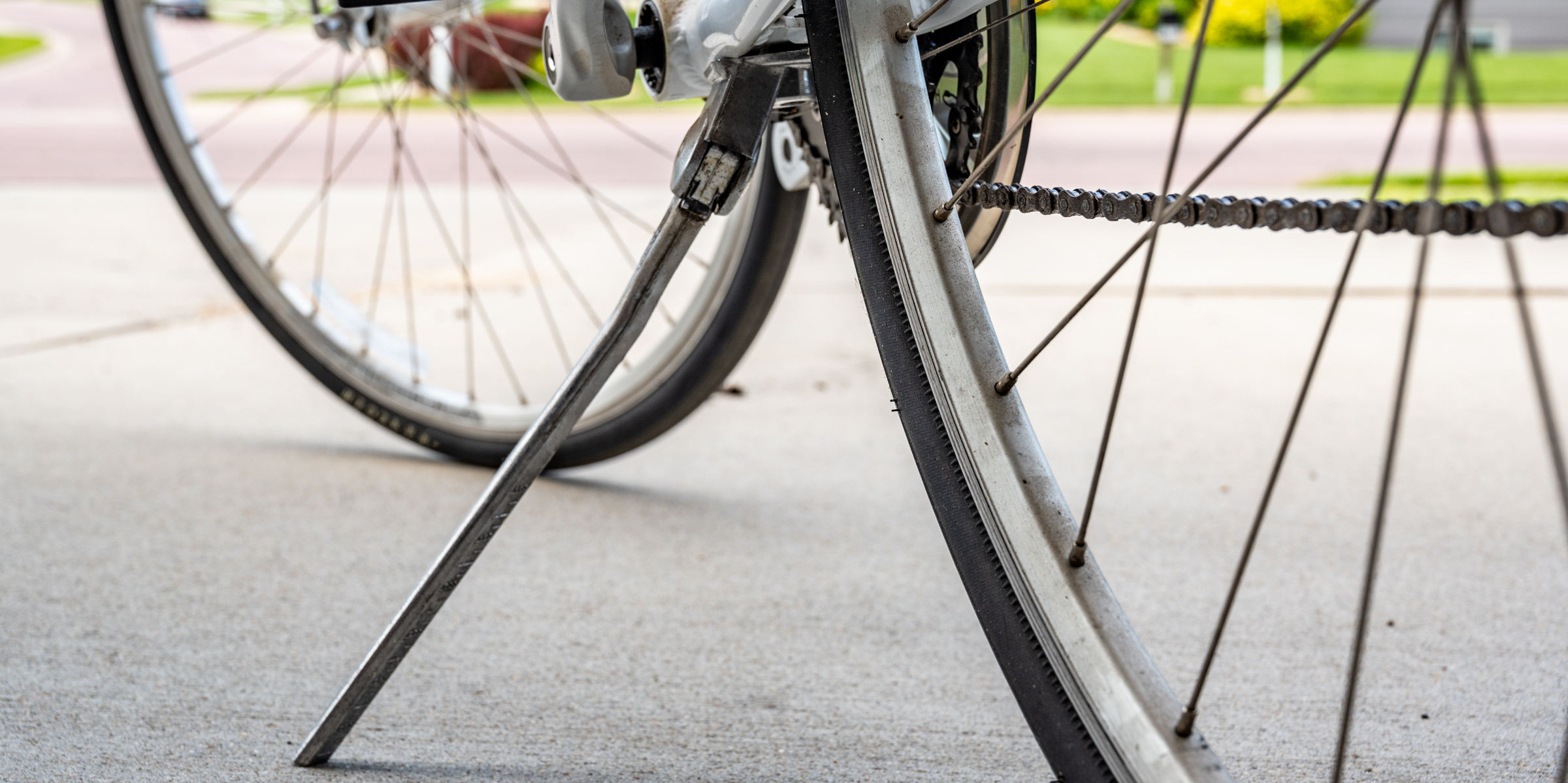 Nahaufnahme von einem Seitenständer an einem Fahrrad