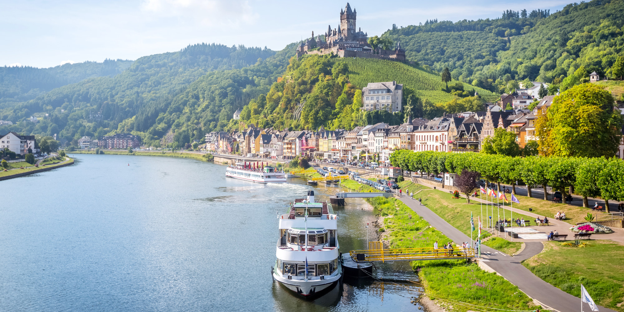 Kreuzfahrtschiff legt an in Chochem an der Mosel