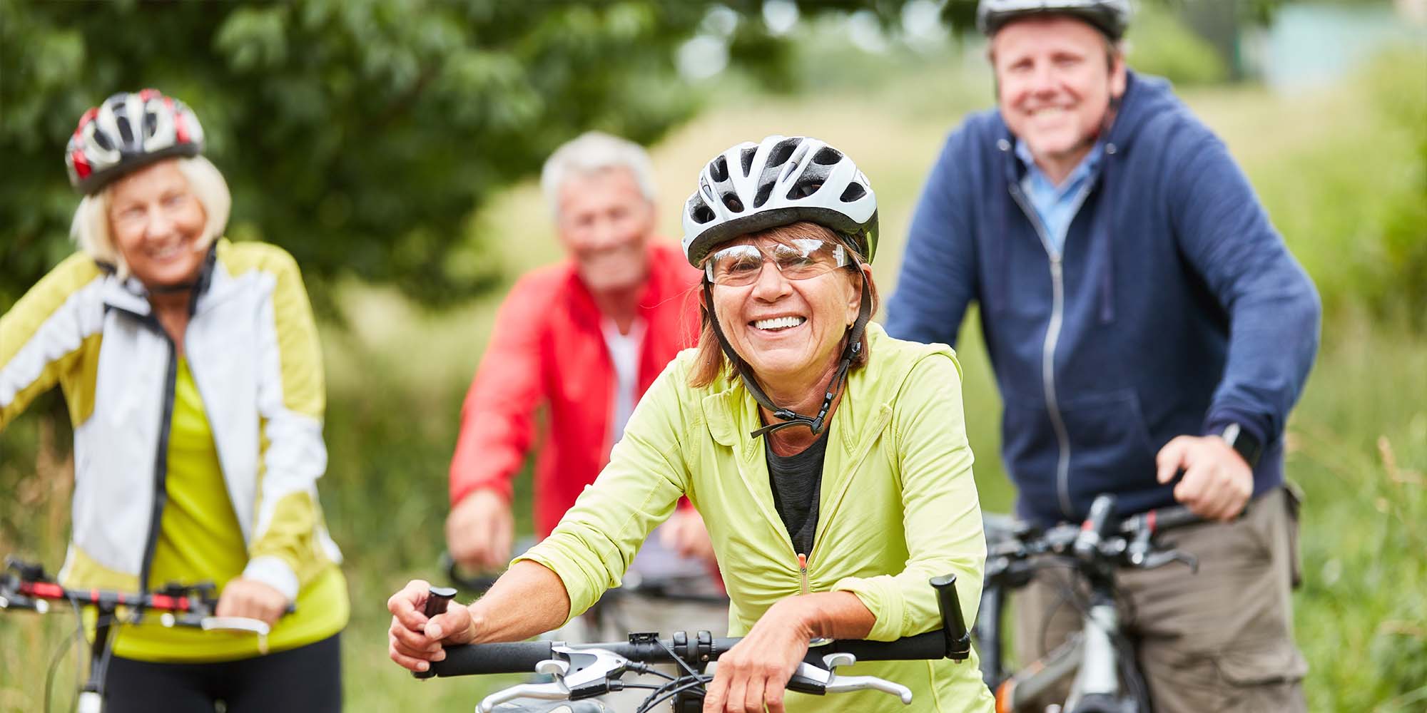 Alte Leute auf Fahrradtour