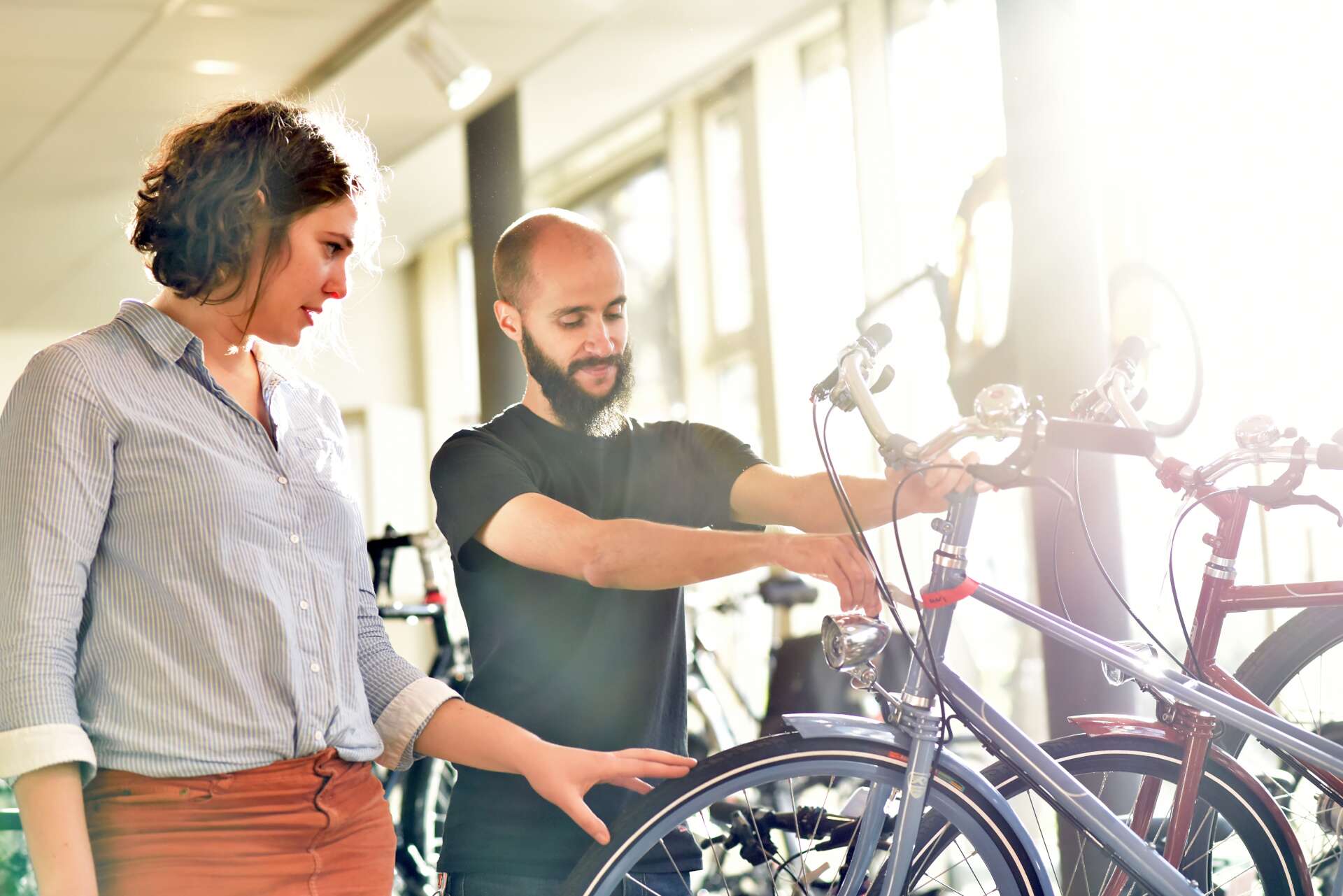 Eine Frau wird von einem Fahrradverkäufer beraten.