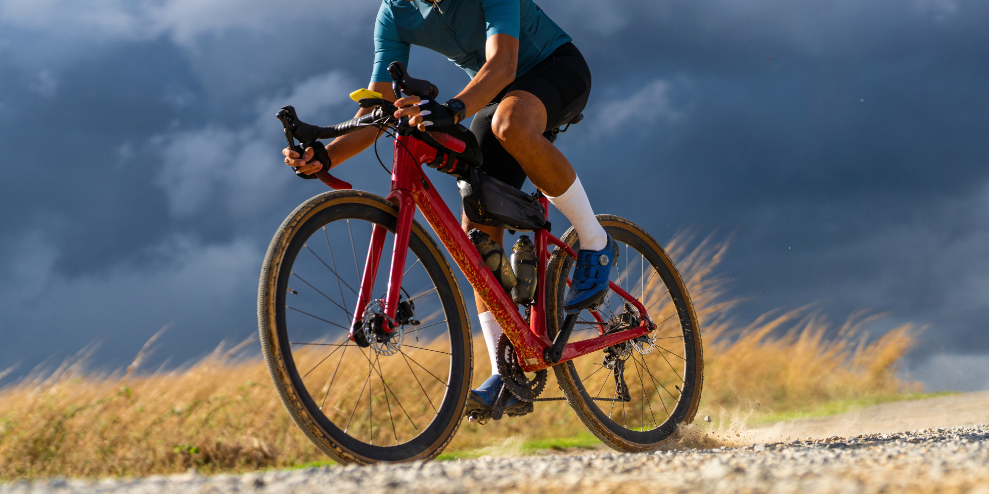 Radfahrer fährt mit einem Gravelbike über eine Gravel-Strecke