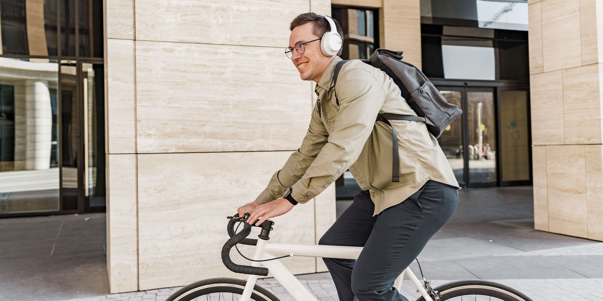 Mann mit Kopfhörern fährt Fahrrad