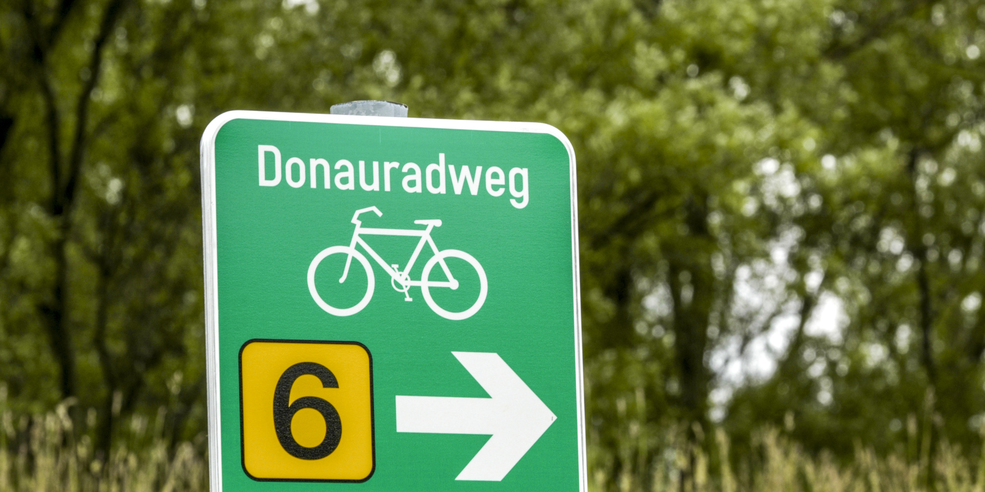 Schild vom Donauradweg in Österreich