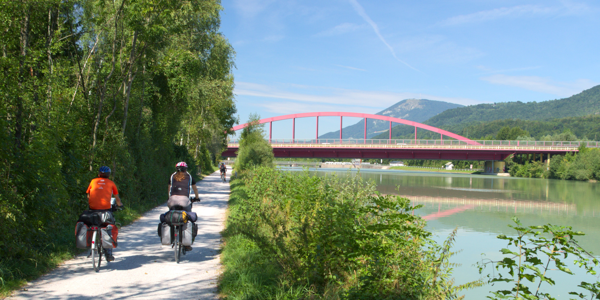 Radfahrer fahren auf dem Tauernradweg 