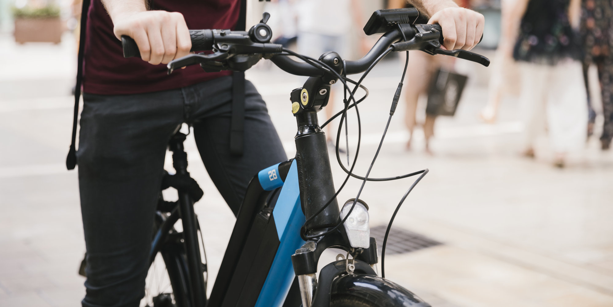 Mann sitzt auf ebike.