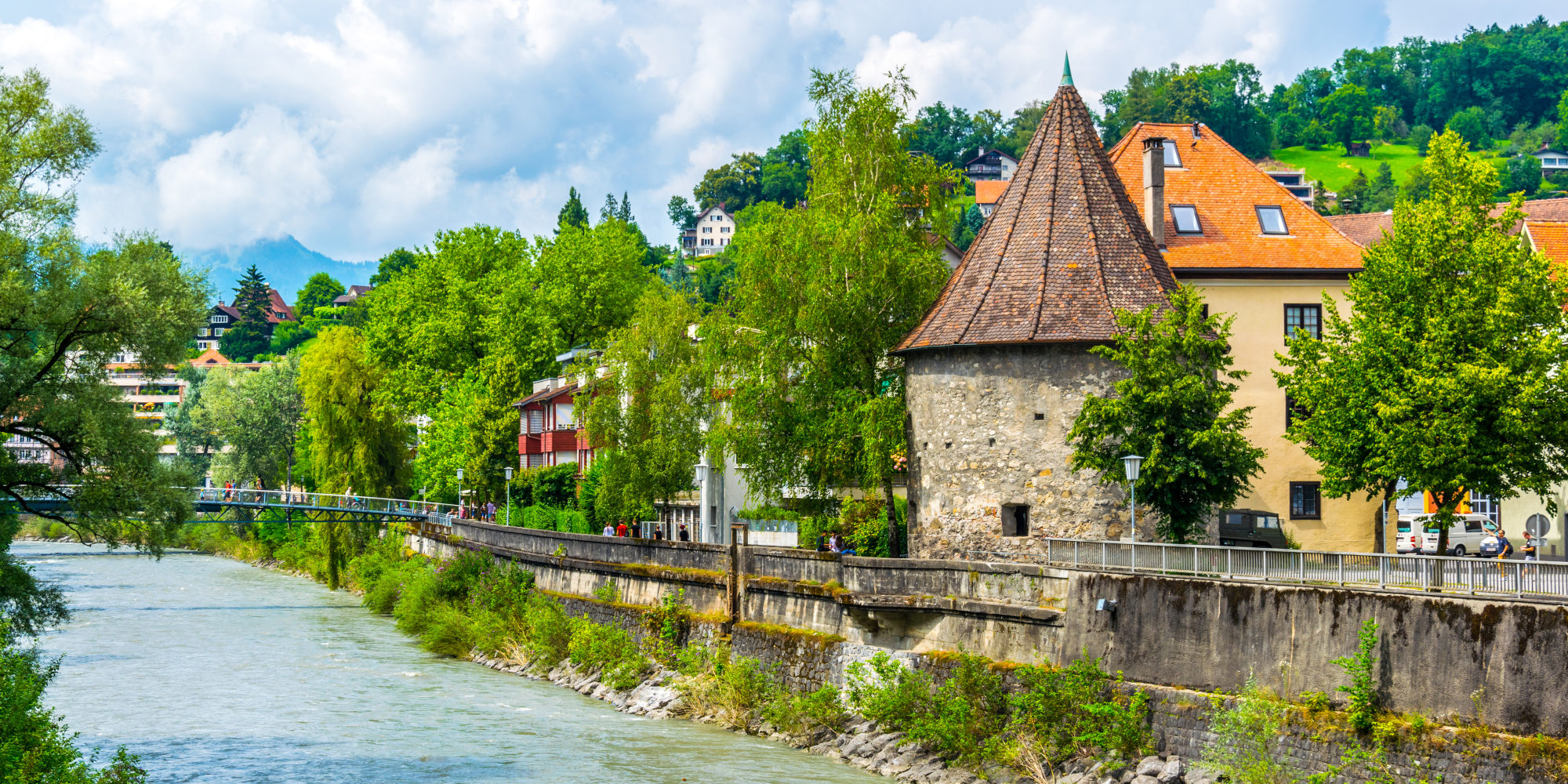 Der Rhein fließt durch Feldkirch in Richtung Bodensee