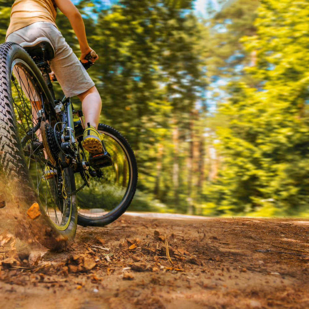 Ein Gravel Bike wird im Schlamm gedriftet