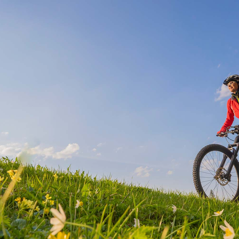 Radfahrerin fährt einen Hügel hoch