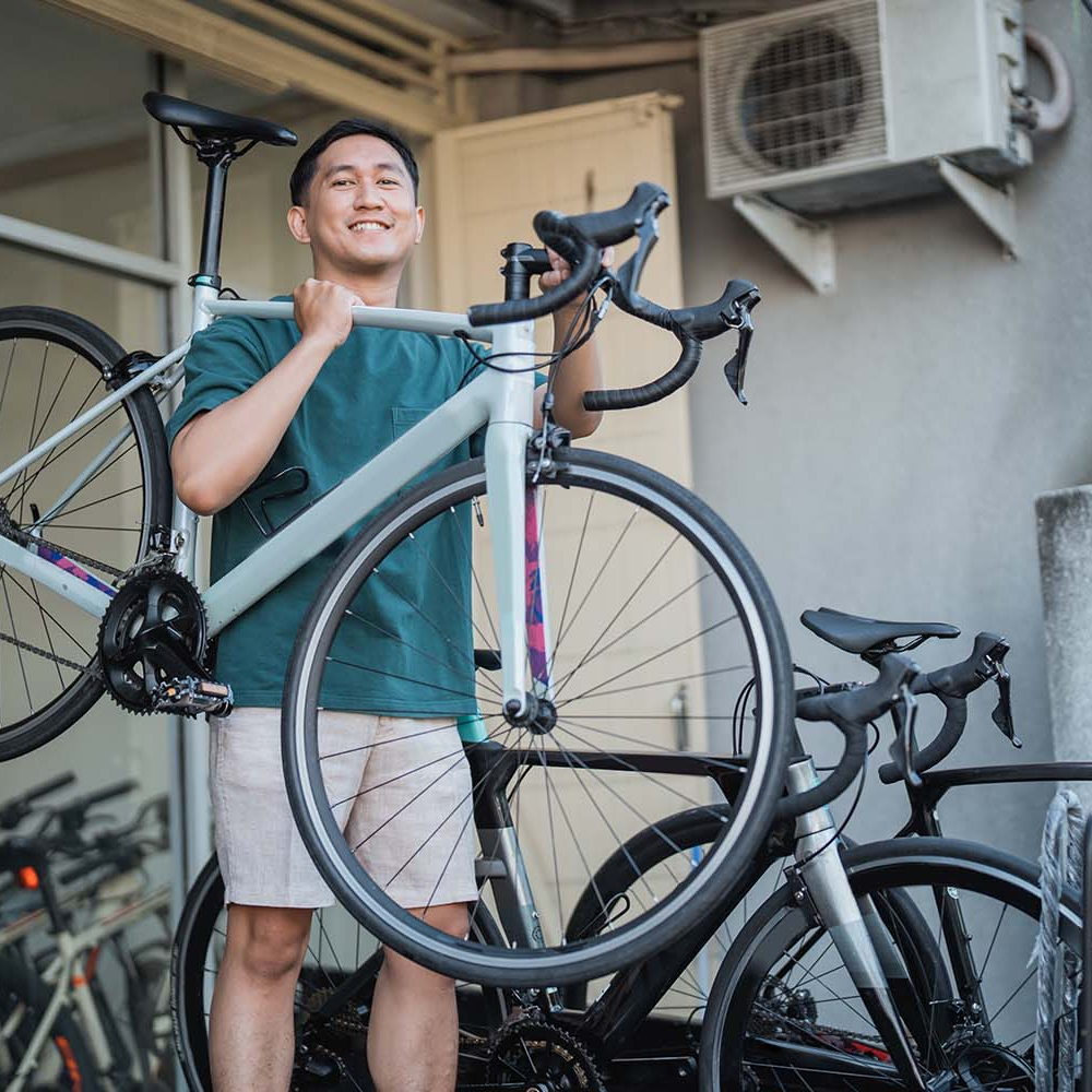 Mann trägt ein Fahrrad