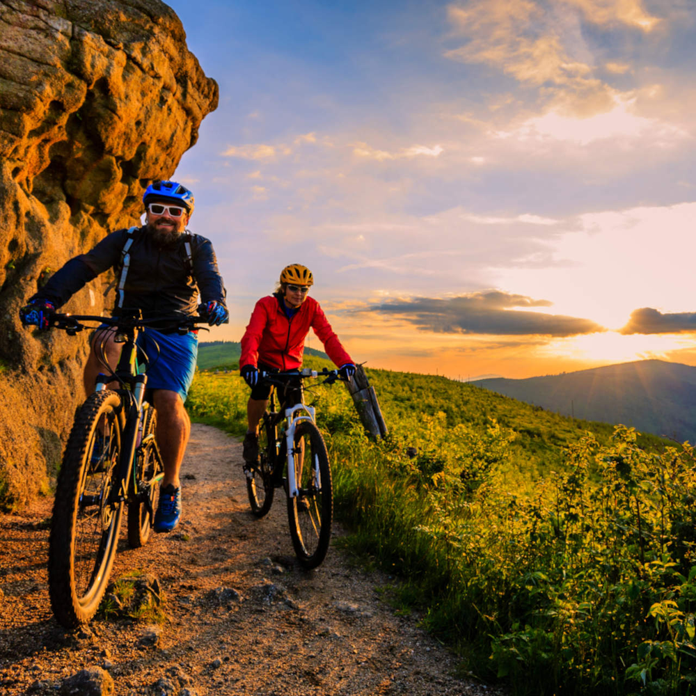 Zwei Fahrradfahrer entlang der Berge mit ihren Mountainbikes