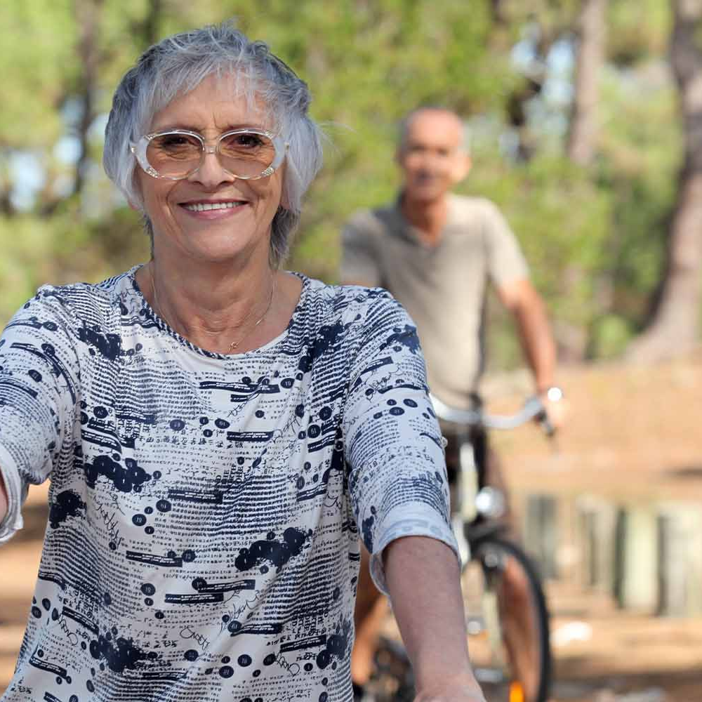 vier Alte Menschen auf Fahrradtour