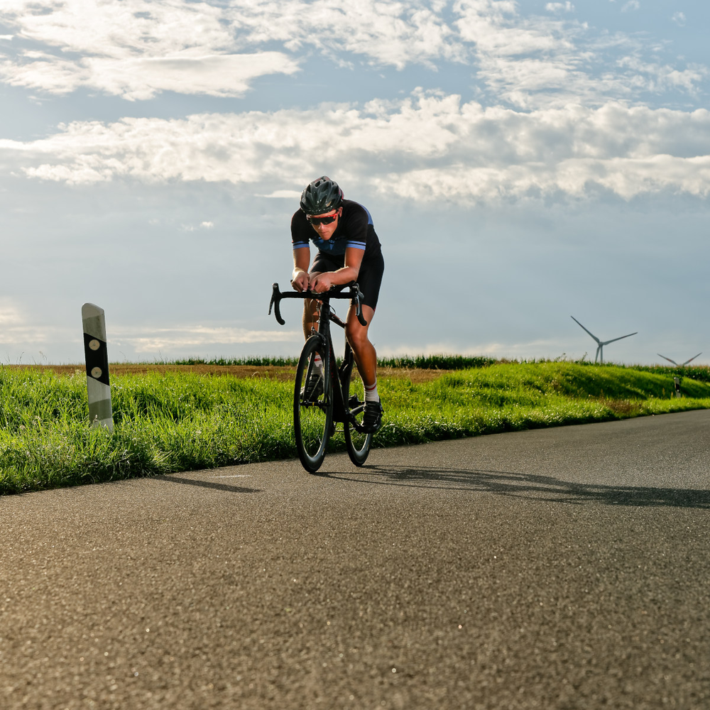 Rennradfahrer fährt auf einer Straße