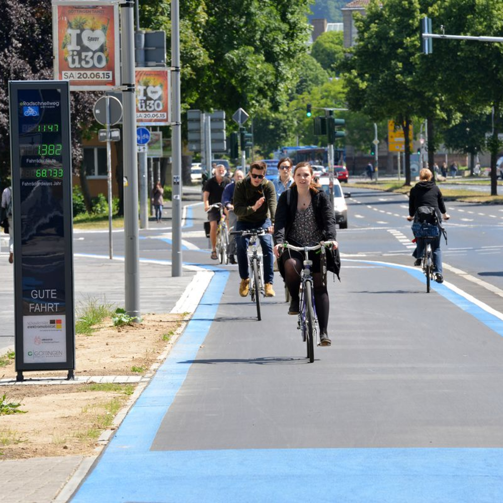 Frau fährt Fahrrad in verkehrsberuhigter Zone