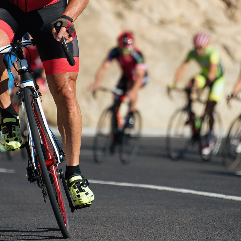 Radsportler fahren ein Rennen mit hoher Geschwindigkeit