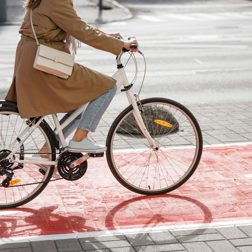 Frau fährt auf Fahrrad durch Stadt