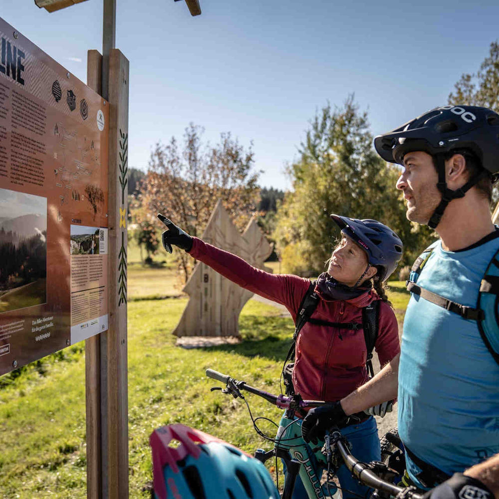 zwei Fahrradfahrer vor der Blockline Map