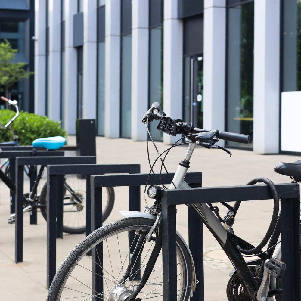 Fahrräder stehen abgeschlossen an Fahrradständern