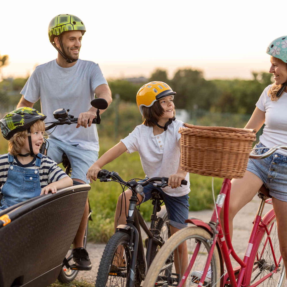 Familie fährt auf Fahrrädern