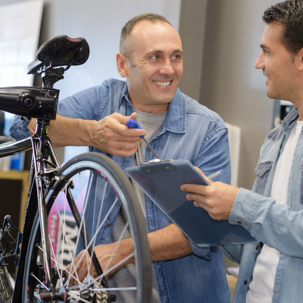 Zwei Männer in einer Fahrradwerkstatt