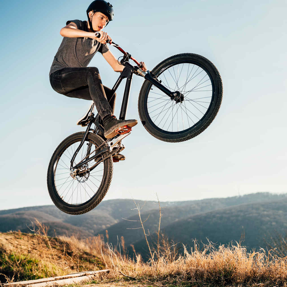 Person macht Tricks mit dem Dirt Bike