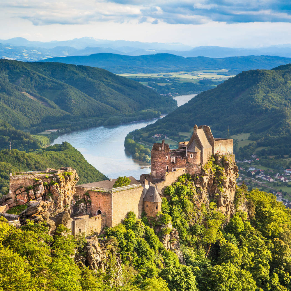 Ein Fluss der entlang einer Landschaft führt