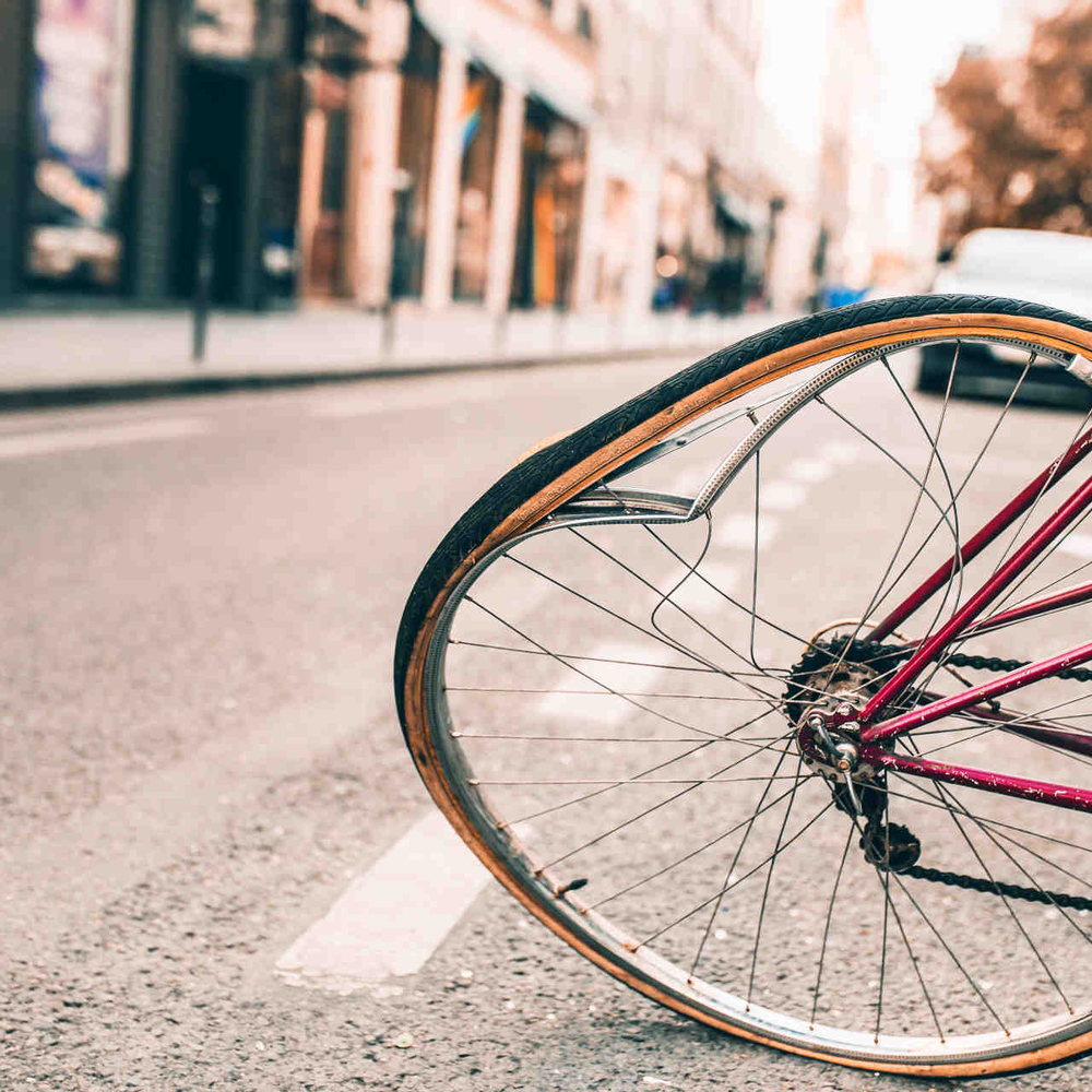 Beschädigtes Hinterrad an einem Fahrrad