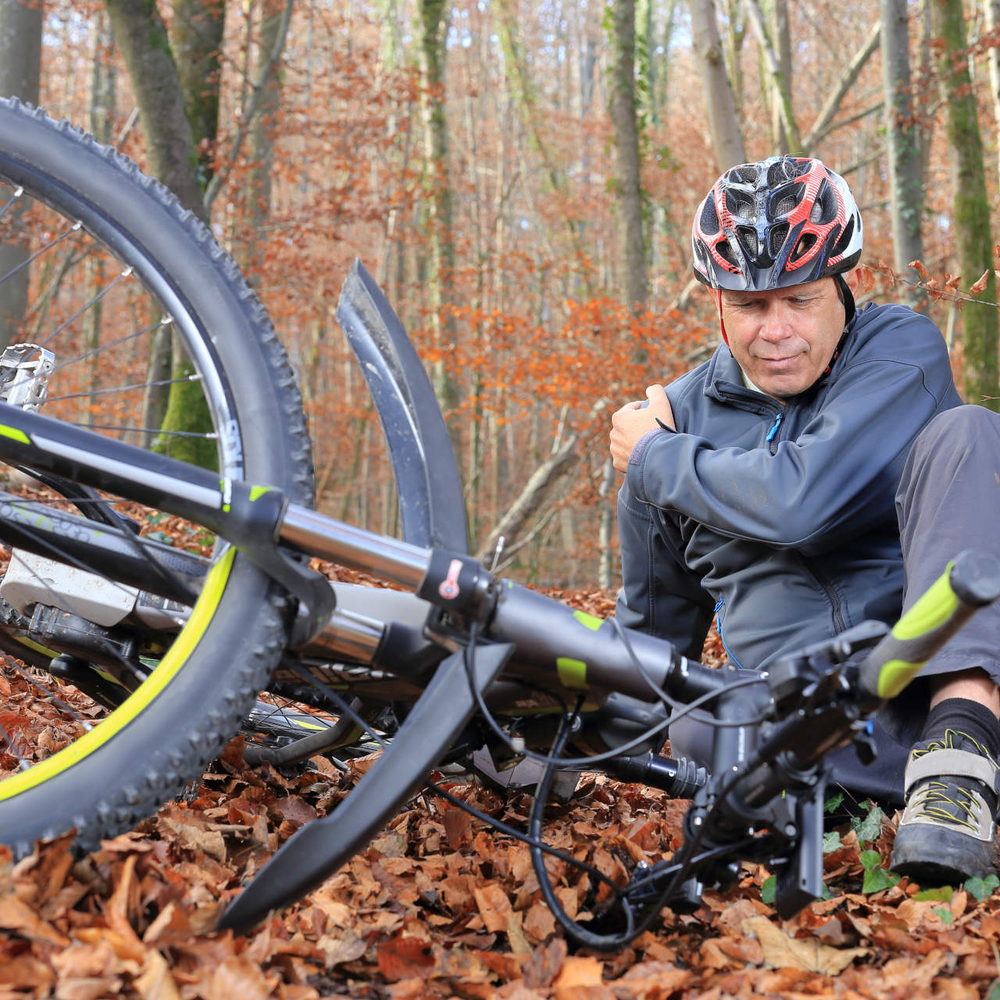 Ein älterer Mann hat einen E-Bike Unfall