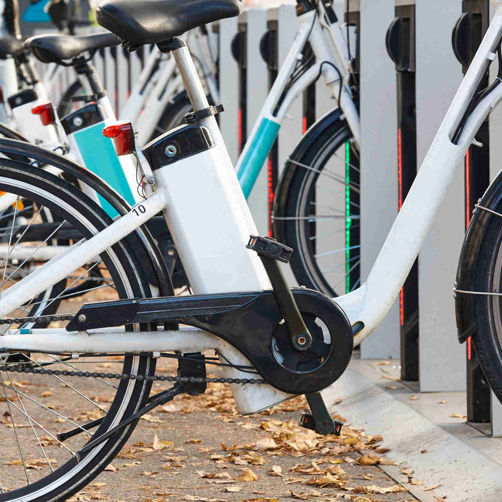 E-Bikes stehen an einer Ladestation in der Stadt