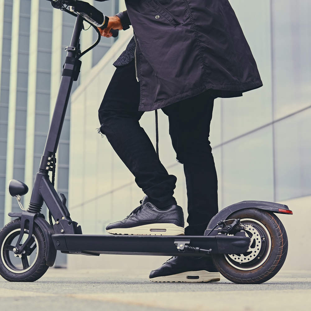 Person fährt auf einem E-Scooter