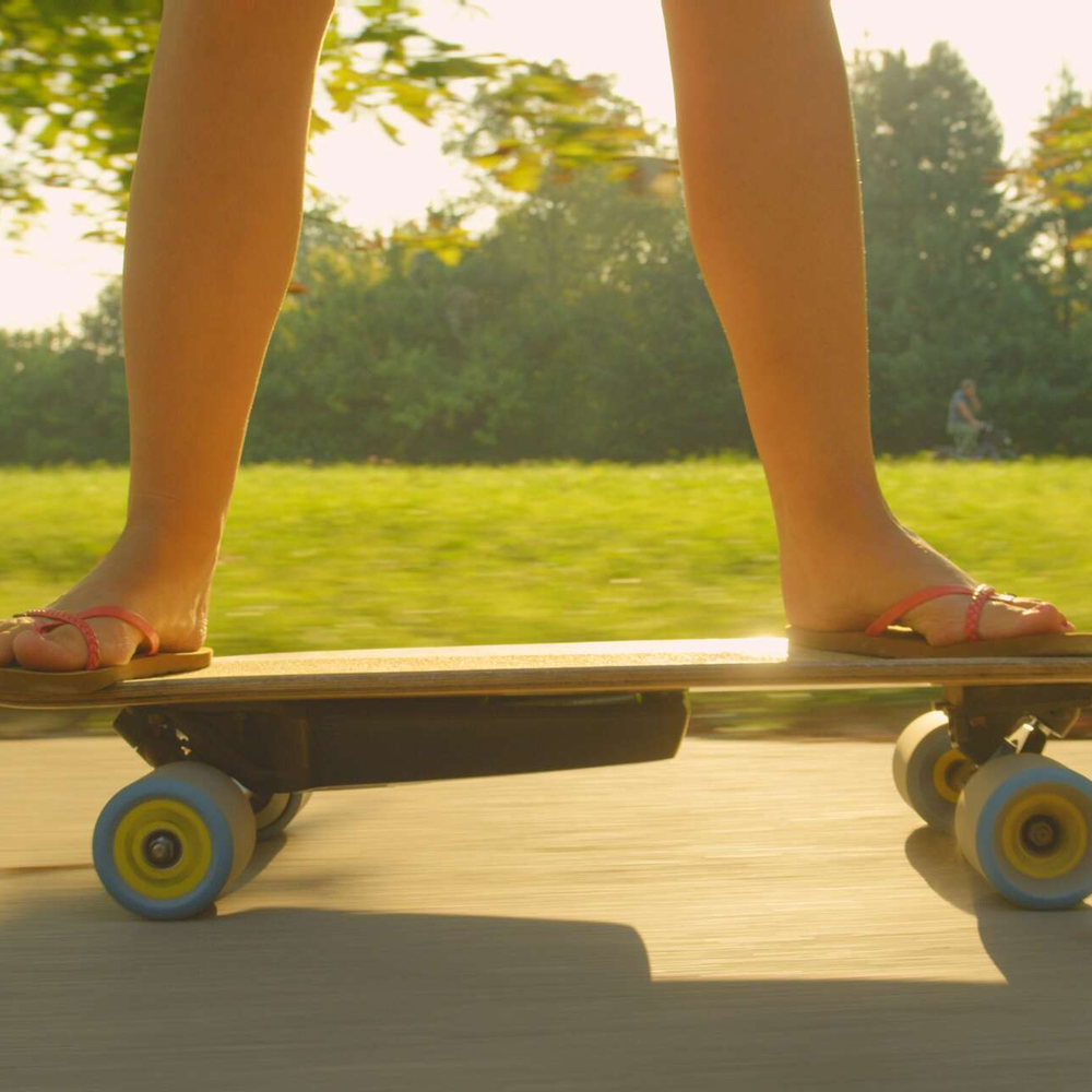 Person fährt auf E-Skateboard