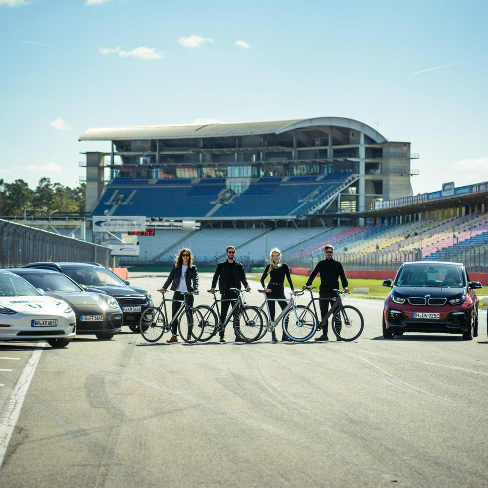 Personen stehen auf der Strecke des Hockenheimrings