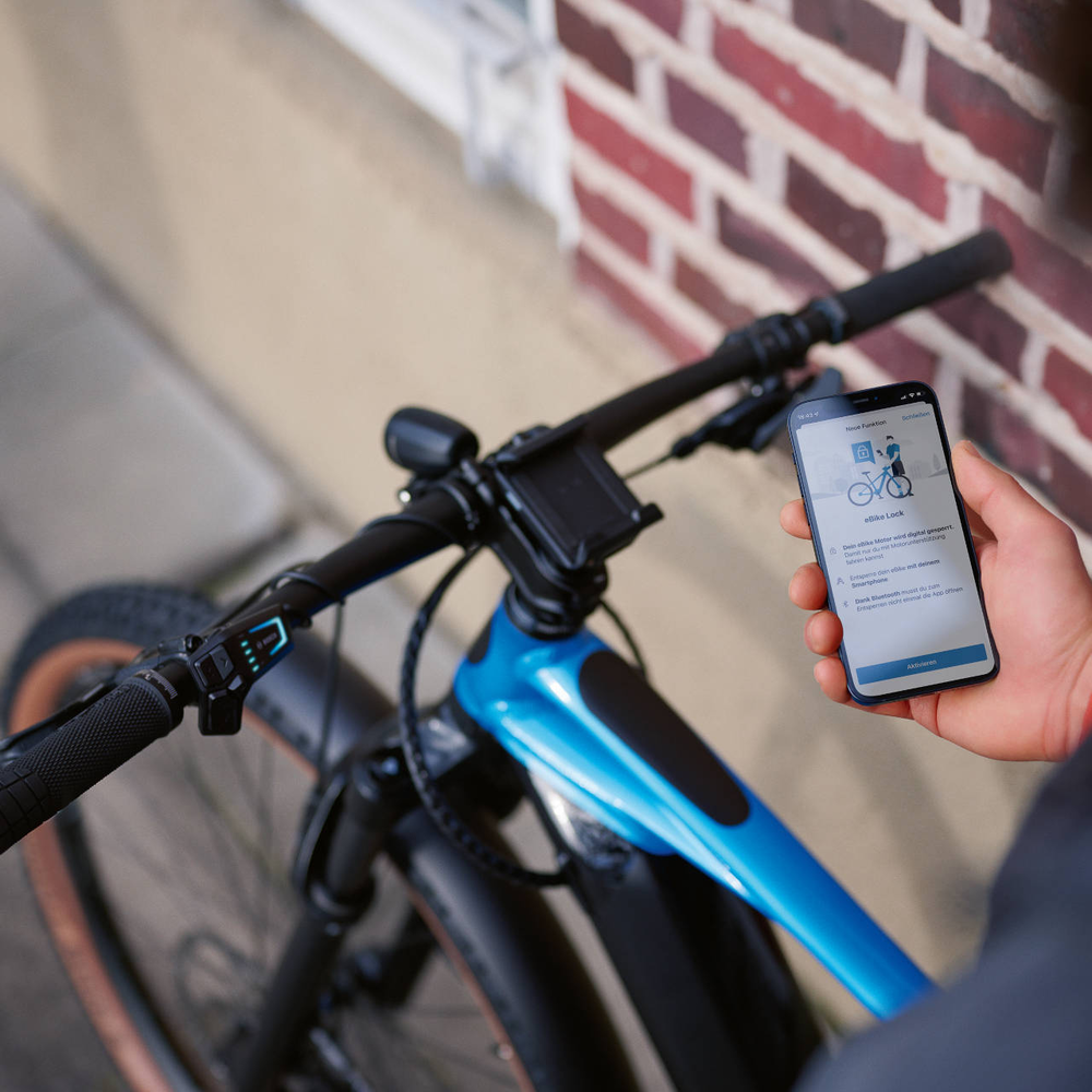 Person bedient die E-Bike App eBike Flow 