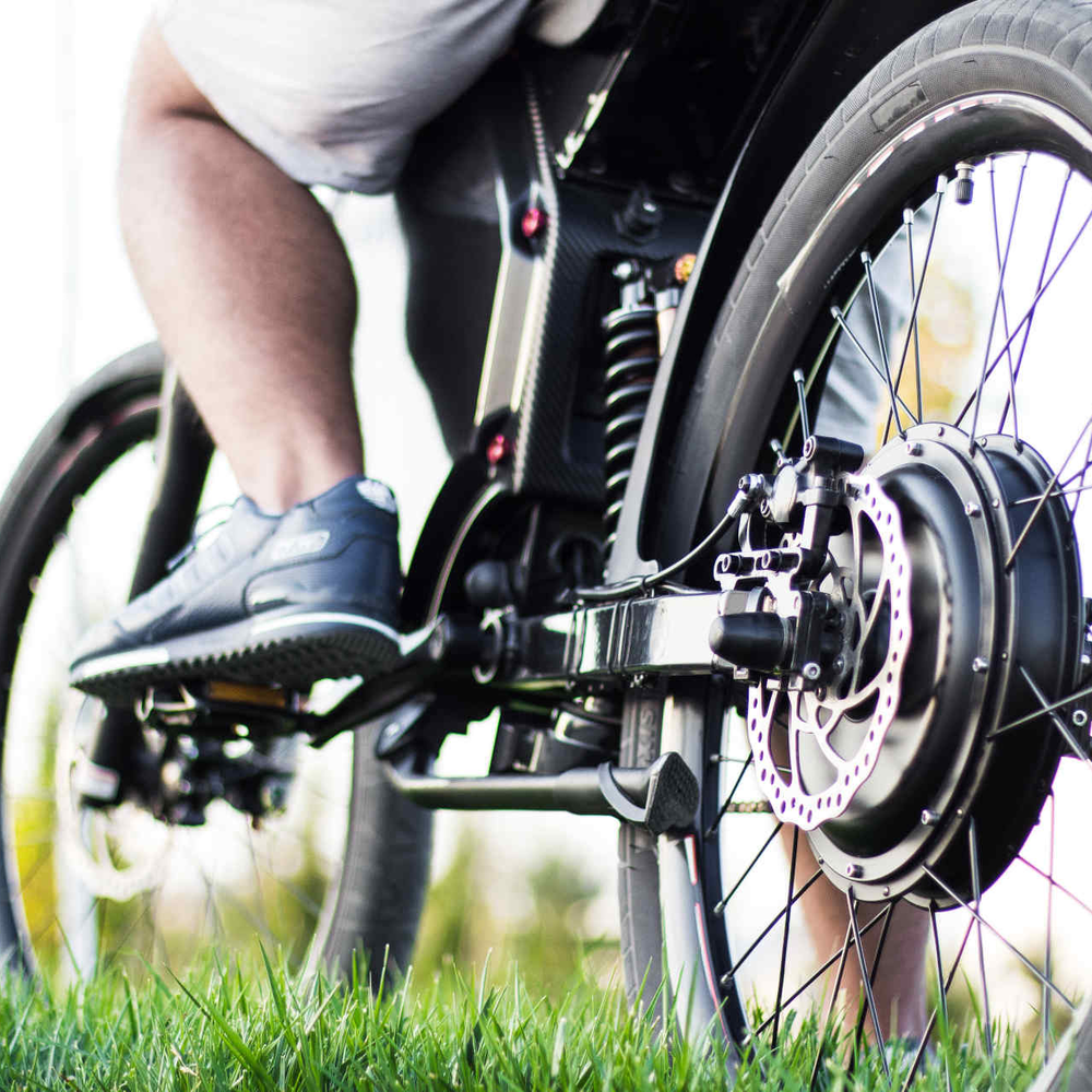 Nahabbildung von Kette und Motor eines E-Bikes.