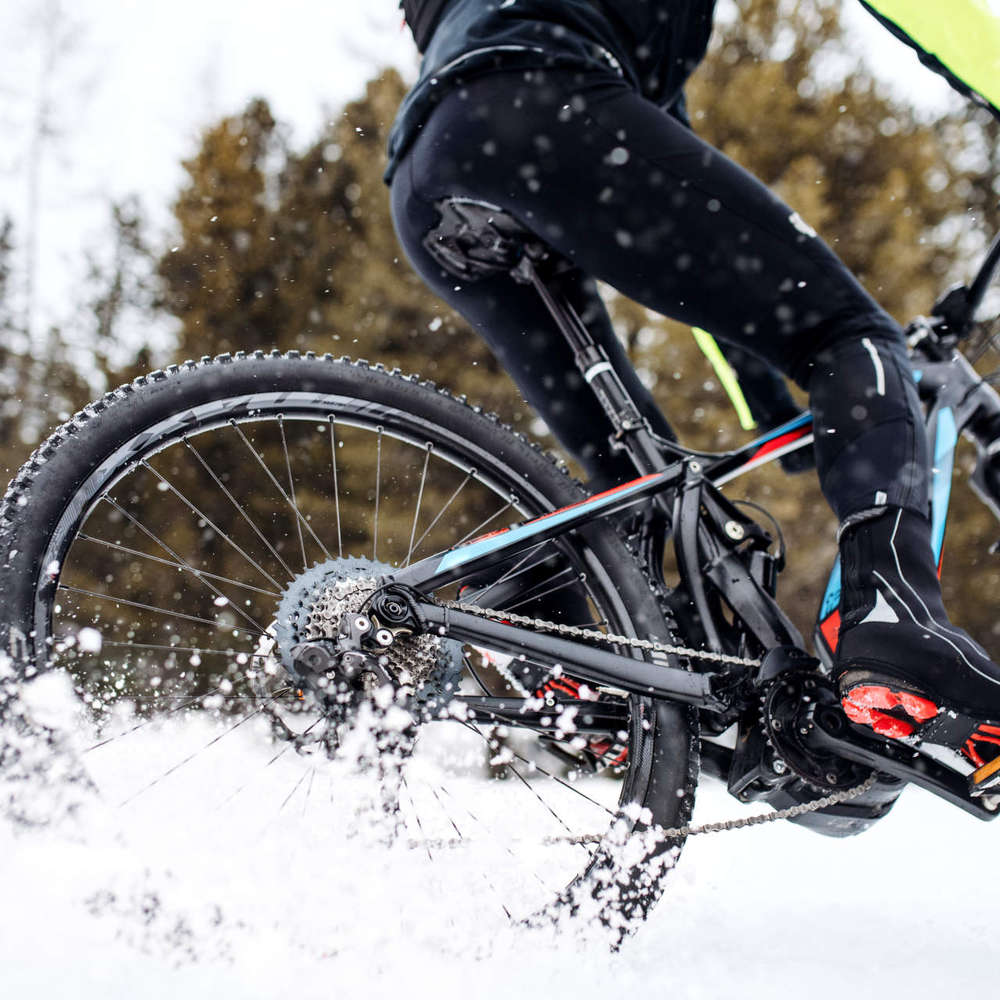 Person fährt auf E-Bike durch den Schnee