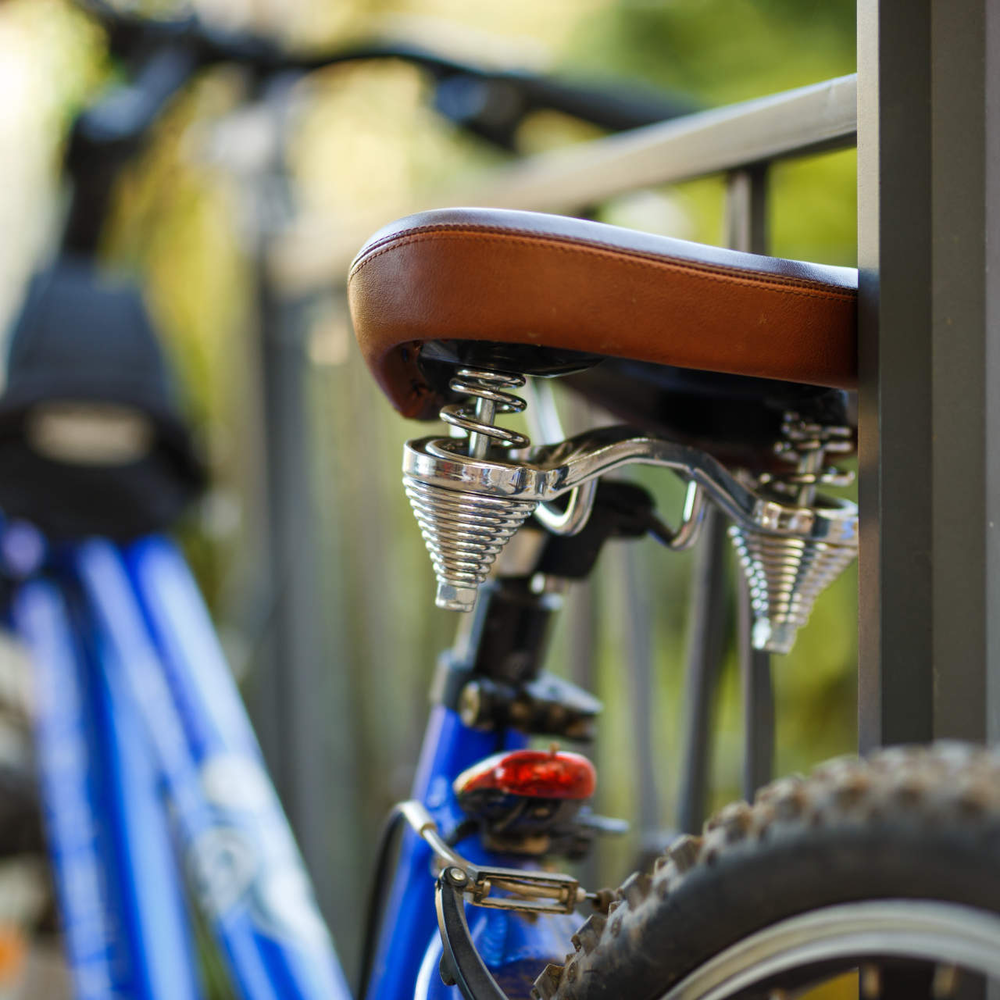 Ein Fahrradsattel im Fokus