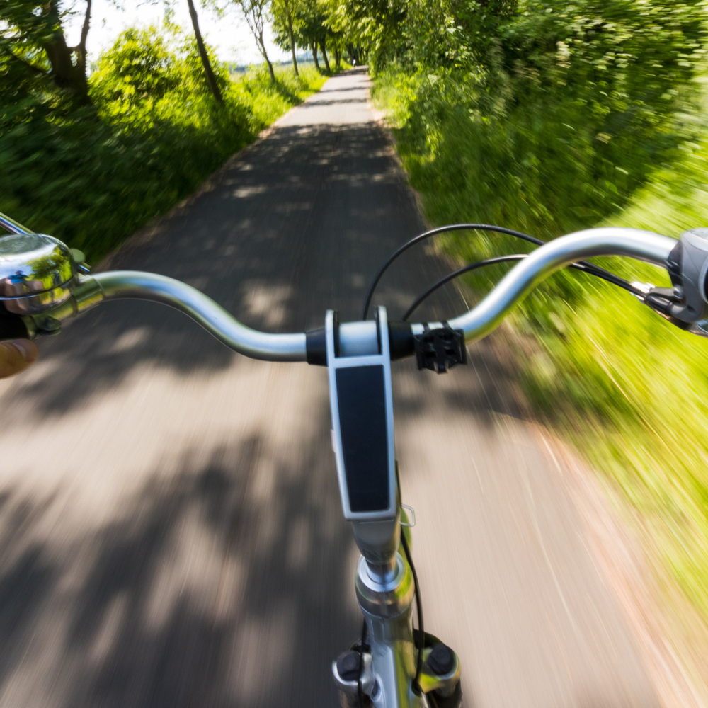 Radfahrer fährt mit hoher Geschwindigkeit mit einem Rad mit Fahrradspiegel