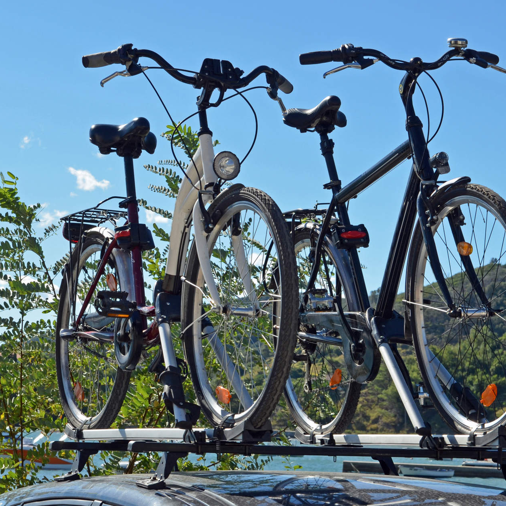 Fahrradträger eines Autos mit Fahrrädern darauf