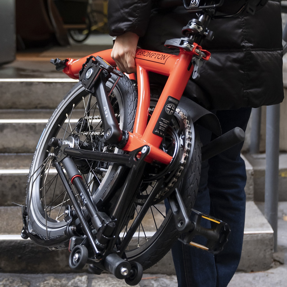 Eine Person trägt ein Klapprad