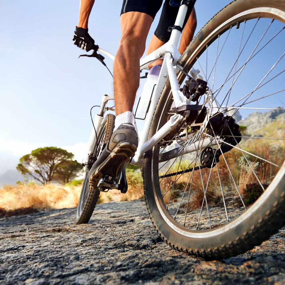 Mann fährt ein Fitnessbike