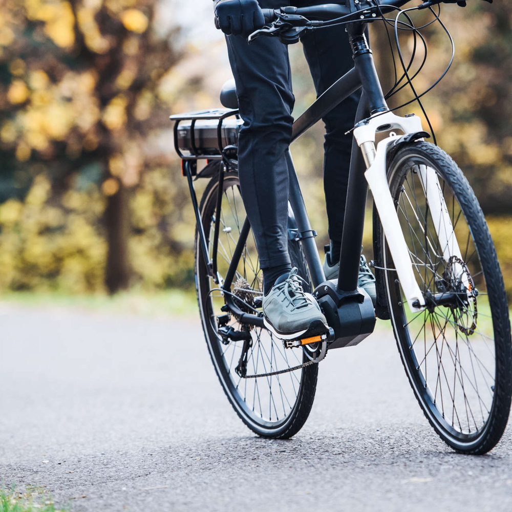 Person fährt auf E-Bike