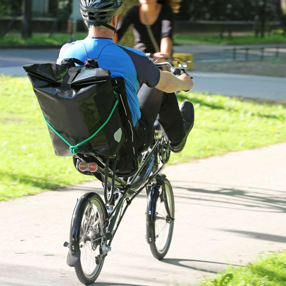 Eine Person fährt auf einem Langlieger Fahrrad. 