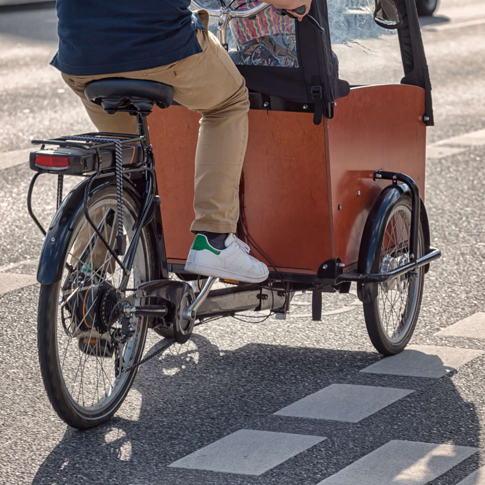 Eine Person fährt ein Lastenrad