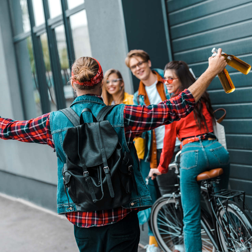 Junger Erwachsene treffen sich auf ein Bier