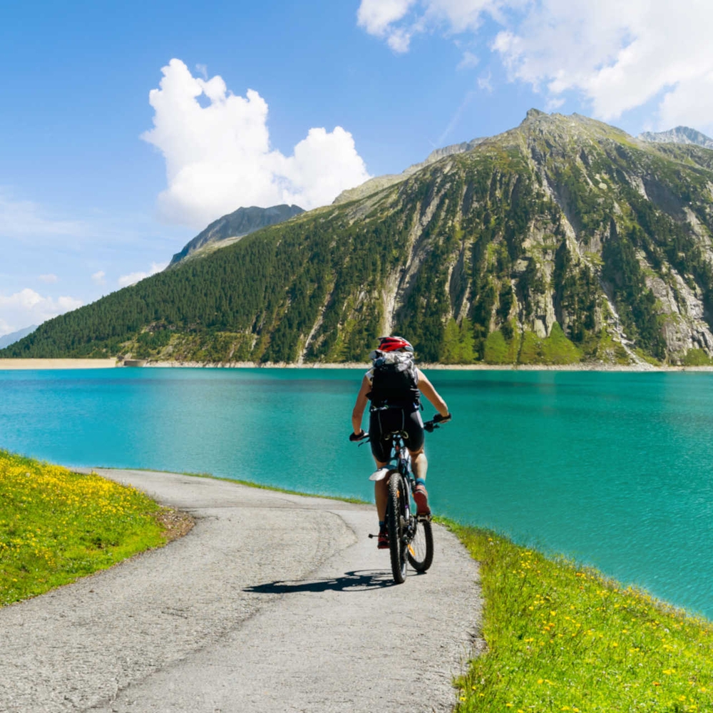 Fahrradfahrer fährt entlang der Alpen