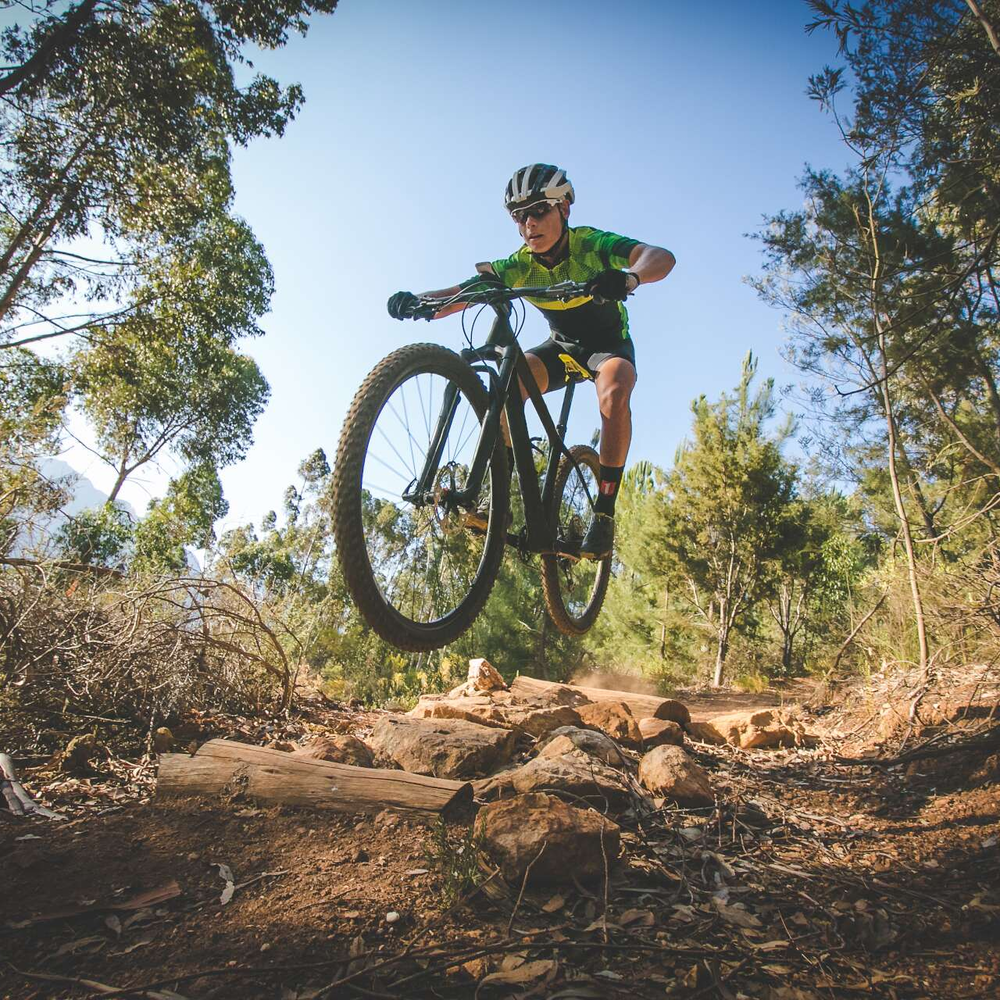 Eine Person fährt auf einem Mountainbike.