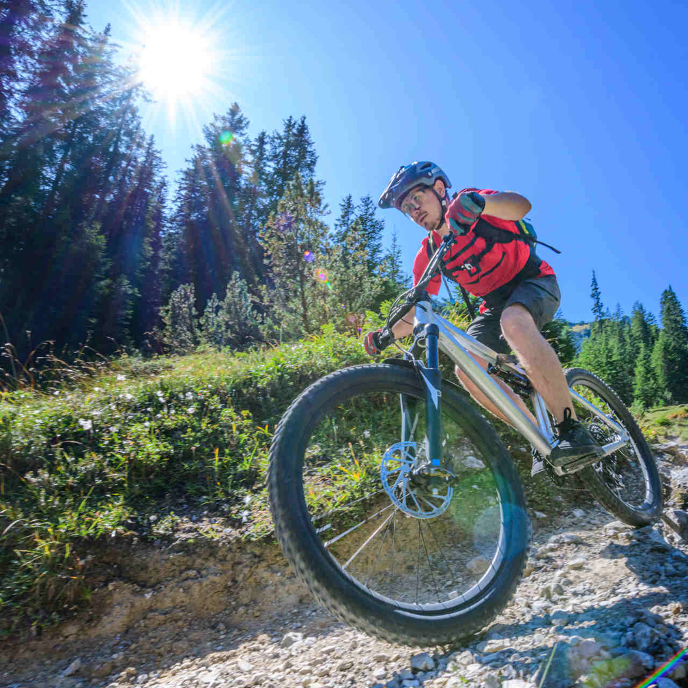 Mann fährt auf dem Mountainbike durch die Berge