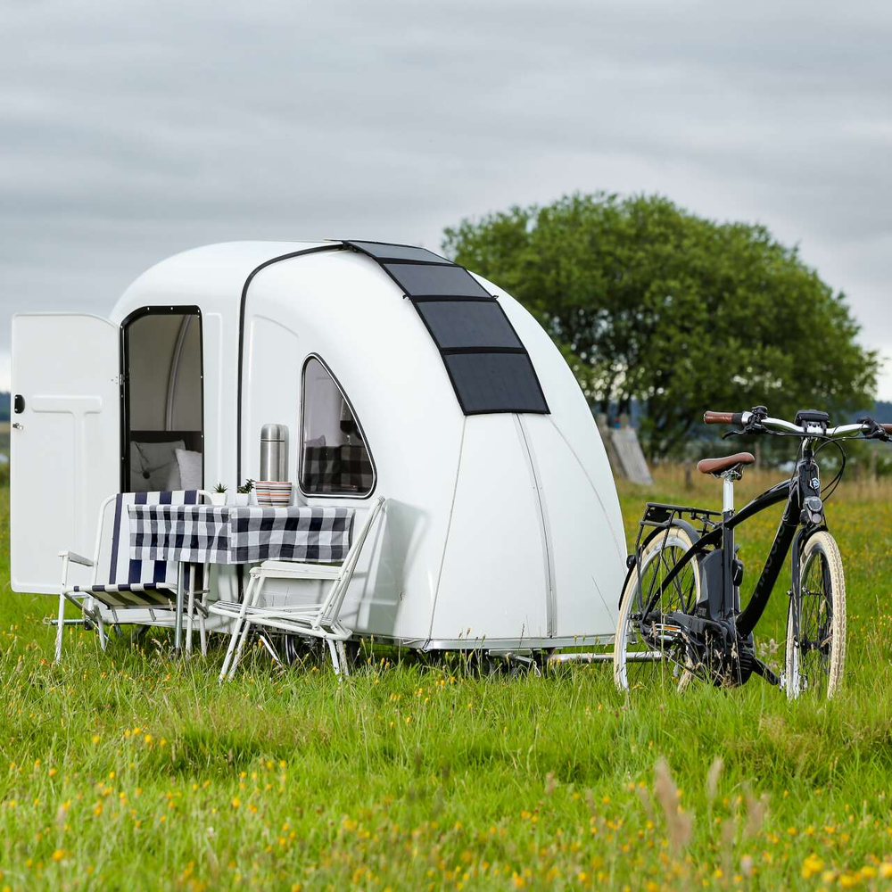 Ein "Wohnmobil" steht neben dem Fahrrad.