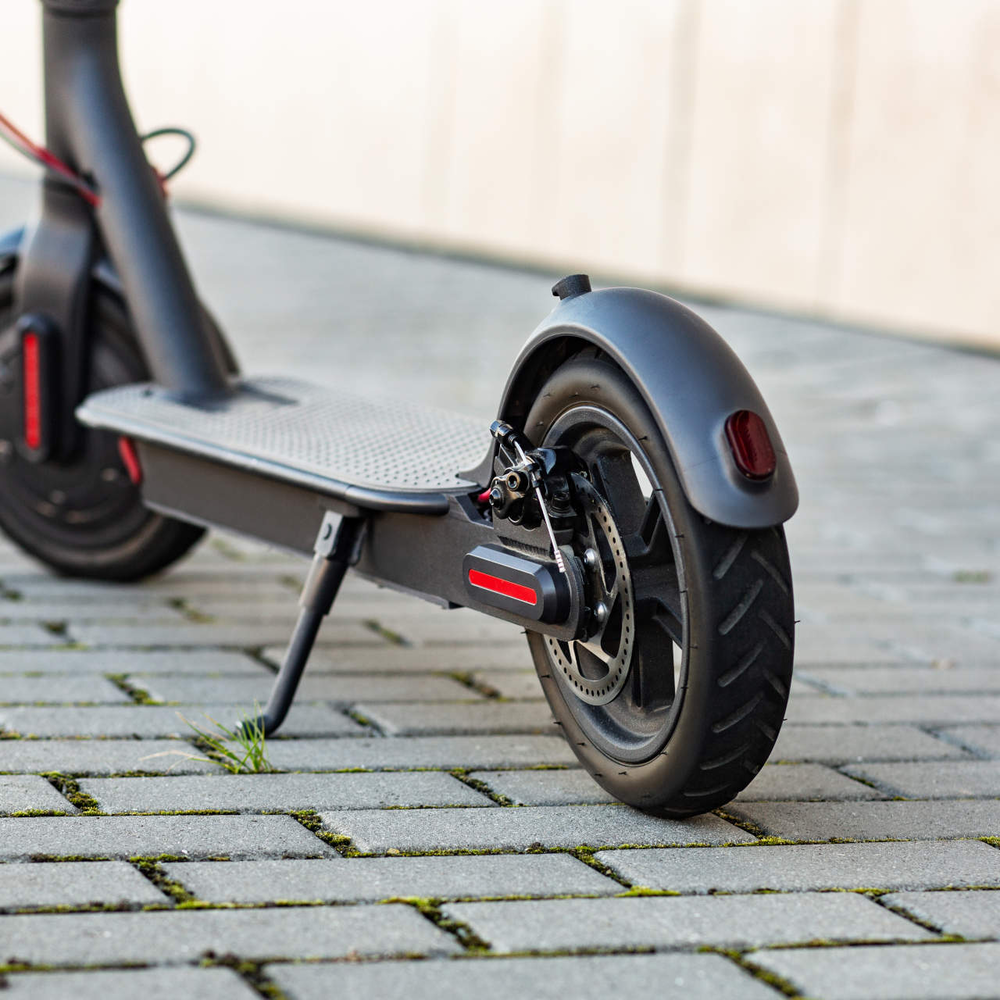 E-Scooter steht auf der Straße