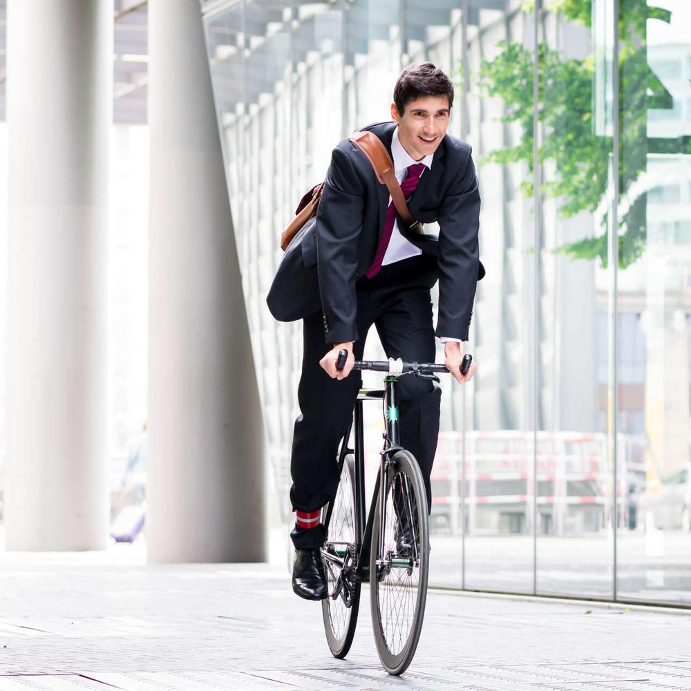 Eine Person fährt Fahrrad.